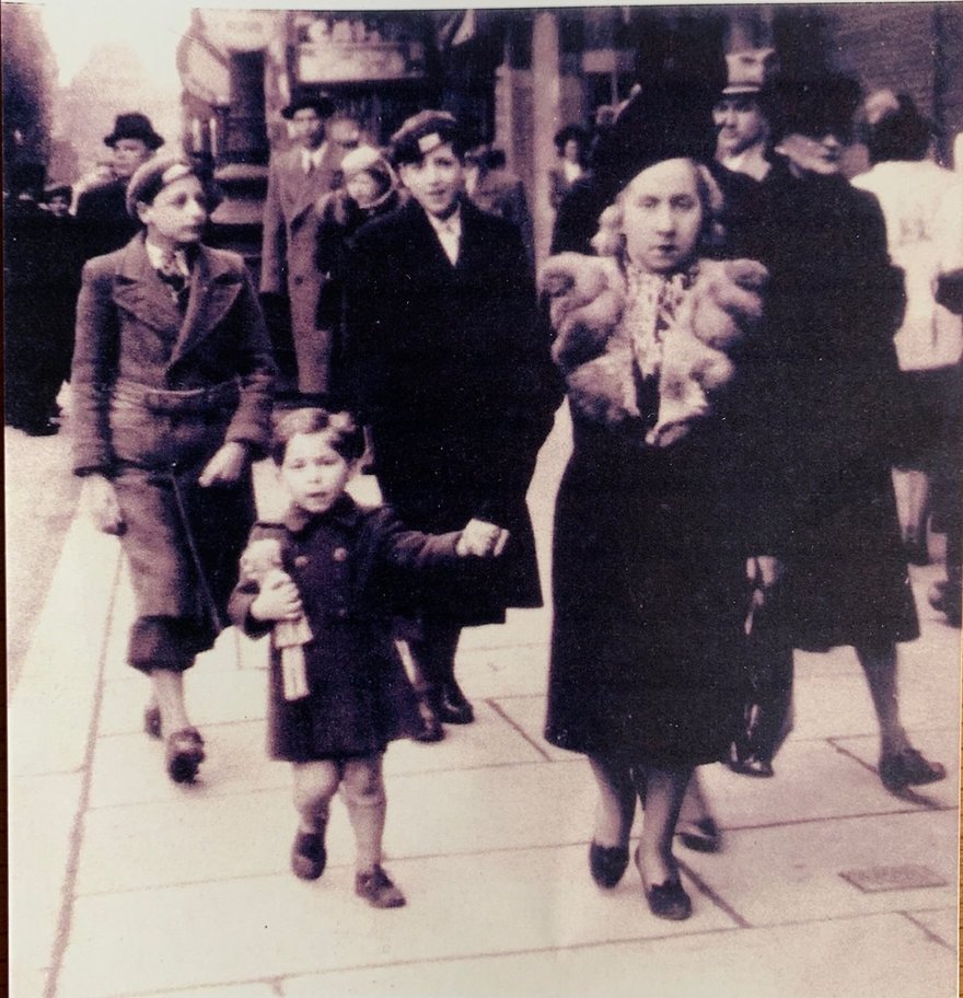 הילד נתן ואמו ז'אן שנרצחה באושוויץ