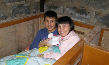 הבן ארתור ואמו חוגגים יום הולדת במרתף ביתם בדונייצק, אוקראינה