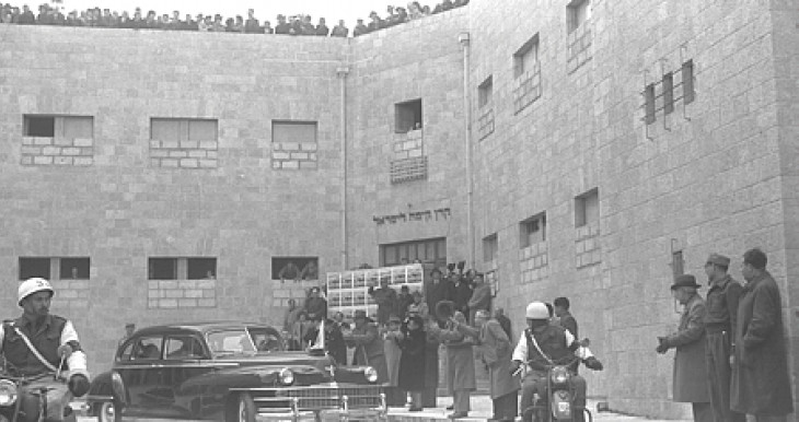 הנשיא חיים וויצמן מגיע לטקס השבעתו בבנין הסוכנות היהודית