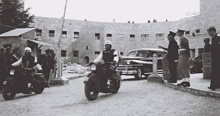 חיים וויצמן מגיע בשנת 1949 לטקס ההשבעה שלו כנשיא בבניין הסוכנות היהודית                   ת בי