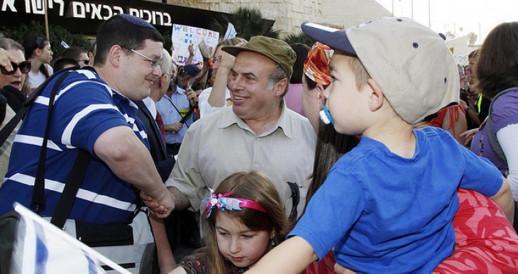 Sharansky with olim at Ben Gurion airport